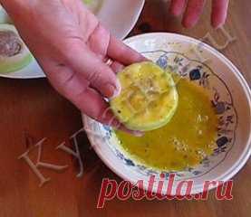 Кабачки с мясом в кляре
Ингредиенты:
- 2 – 3 молодых кабачка
- 300 г мяса (можно в любом раскладе – свинина, говядина, смешанный фарш, курица и даже рыба)
- 1 луковица
- 1 – 2 ломтика белого хлеба (можно и без него)
- 1 яйцо
- Соль, перец, чеснок (по желанию)
Для кляра:
- Мука – 2 столовые ложки
- 1 – 2 куриных яйца
- 2 – 3 чайные ложки молока
- Соль, перец
Приготовление:
Кабачок нарежьте на кружки толщиной 1.5 – 2 см. При необходимости срежьте кожуру (если кожура молодая ...