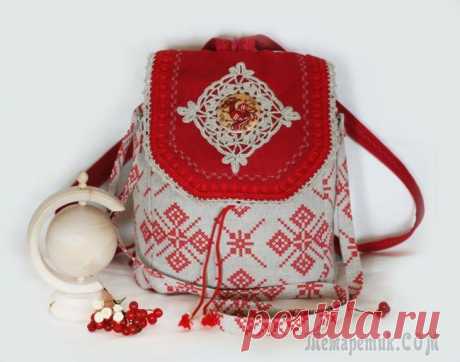Шьем льняную сумку-рюкзак в русском стиле Со слов автора. Рюкзак — это очень удобная, а для многих просто необходимая вещь. В этом мастер-классе предлагаю сшить льняной рюкзачок «Рось» в русском стиле. Небольшой, но очень вместительный, он по...