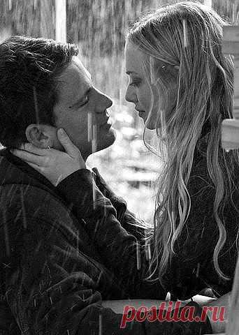 Не теряйте людей, хоть на свете их много,
Ведь потом тех, кто нужен, в толпе не найти.
И бессмысленна в жизни любая дорога,
Если вы в одиночку решили идти.
Если душит тоска и просвета не видно,
Вы не верьте, что жизнь состоит из потерь.
Если просят уйти и до боли обидно,
Все равно, уходя, не захлопните дверь.
В этом мире не всё, как хотелось бы, просто.
В жизни солнца порою не больше, чем льда,
Надо только уметь не терять этот остров,
Где костёр ради вас зажигают всегда.