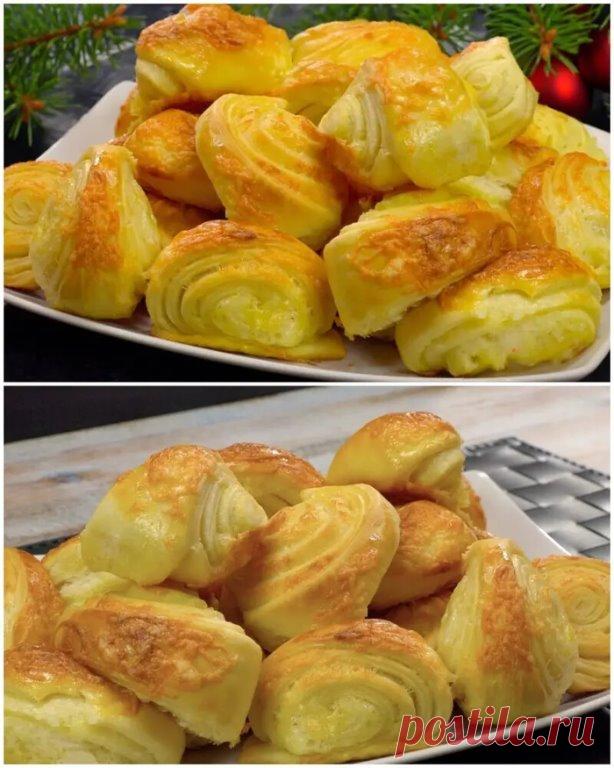 ЭКСТРА быстрые улитки с сырной начинкой — на столе за 30 минут: Тесто из 3-х ингредиентов
Ингредиенты, необходимые для теста:

800 г муки
40 г свежих дрожжей
400 мл молока
300 мл масла
Ингредиенты, необходимые для начинки:

250 г маргарина
3 яичных желтка
1 столовая ложка соли
Тертый сыр
Наверху:

1 взбитое яйцо
1 столовая ложка сливок
Тертый сыр
семена кунжута

Способ приготовления:

Нагрейте духовку до 200 градусов Цельсия.
Растворите дрожжи в теплом молоке.
В миске смеш...