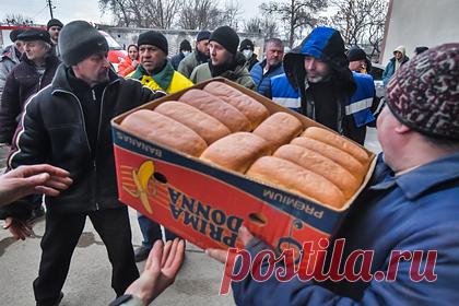 ООН удалось провести первый конвой с гумпомощью в украинский город Сумы. Специальный координатор ООН по Украине Амин Авад рассказал о помощи международной организации Украине. В пятницу, 18 марта, ООН вместе с партнерами на Украине провела первый конвой срочной гуманитарной помощи в город Сумы. Груз включает 130 тонн помощи: продукты питания, вода, медикаменты.