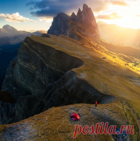 Рассвет на горе Сечеда (2500 м), Доломитовые Альпы, Италия. Автор фото – Сергей Луканкин: nat-geo.ru/photo/user/49638/ Доброе утро!