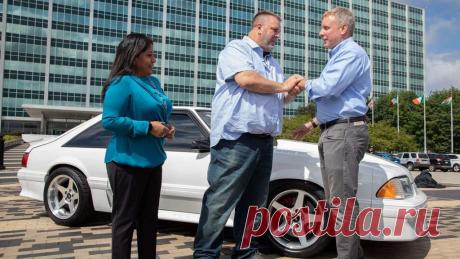 Мужчина продал свой Ford Mustang, чтобы оплатить лечение жены: 14 лет спустя дети вернули ему любимца . Милая Я