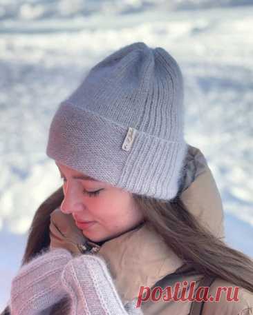 Незамысловатая шапочка, полу тыква - полу бини Для размеров 52-54/55-57/58-60 понадобиться немного менее 2-х мотков мериноса метражом 125м/50 г и тоже неполных 2 мотка ангоры метражом 125м/25г (пряжа есть на фото)⠀Вязала в 2 нити: 1 нить мериноса + 1 нить ангоры.Моя плотность 20 п х 28 р в квадрате 10 х 10 см на спицах N4,0⠀Набираем...