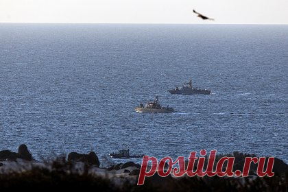 Раскрыт оператор захваченного в Красном море судна. Оператором захваченного в Красном море йеменскими повстанцами судна Galaxy Leader является японская компания Nippon Yusen. Об этом сообщает агентство Kyodo. По данным агентства, на борту судна находились 25 членов экипажа из Болгарии, Румынии, Мексики, с Украины и Филиппин. Граждан Израиля и Японии в команде не было.
