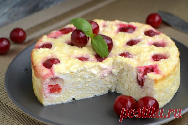 Творожная запеканка с манкой и вишней
Нежнейшая творожная запеканка с вишней готовится без добавления муки и с минимальным количеством сахара. Запеканка получается очень сочной, в меру плотной, а вишня обеспечивает приятную кислинку. Отличное дополнение к утренней чашечке чая или кофе!