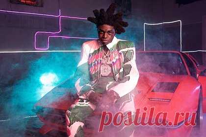 Рэпер Kodak Black призвал не снимать его на камеры в целях безопасности. Исполнитель Kodak Black призвал поклонников не снимать его на камеры. По словам рэпера, съемка звезд в общественных местах может быть опасна: в пример артист привел инцидент с музыкантом PnB Rock, который погиб в результате стрельбы в ресторане после того, как его девушка опубликовала их геолокацию в социальных сетях.