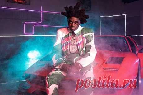 Рэпер Kodak Black призвал не снимать его на камеры в целях безопасности. Исполнитель Kodak Black призвал поклонников не снимать его на камеры. По словам рэпера, съемка звезд в общественных местах может быть опасна: в пример артист привел инцидент с музыкантом PnB Rock, который погиб в результате стрельбы в ресторане после того, как его девушка опубликовала их геолокацию в социальных сетях.
