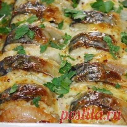 Красавица скумбрия.
Ингредиенты:
-Скумрия-2 шт.
-Лук репчатыи-2 шт.
Соус:
-Маионез-2 стол.л.,
-Горчица-1 ч.л.
-Горчица в зернах-2 ч.л.
-Специи.
Вкусные домашние рецепты
 Простые рецепты в домашних условиях с фото пошагово
Приготовление:
Очищенную рыбу нарезать небольшими кусочками.
Лук репчатыи нарезать полукольцами.
В форму для запекания уложить кусочки рыбы, между ними колечки лука.
Сверху смазать соусом.
Запекать в разогретои духовке 200 гр до готовности, примерно 20 ми...
