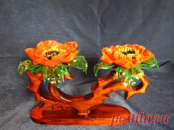 Реставрируем  при помощи полиморфуса — Для реставрации старого подсвечника, который несколько потерял свой первоначальный вид, нам понадобится:
Полиморфус, красящие гранулы желтого, черного, красного и зеленого цвета, пластиковая крышка от бутылки (от минералки, лимонада и т.д.), стеклянная вазочка или чашка, горячая вода, клей, ножницы, зажигалка, искусственные листья для украшения.