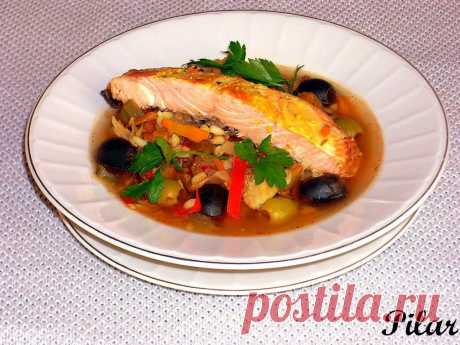 Рыбная солянка с перловкой, грибами и жареным лососем.