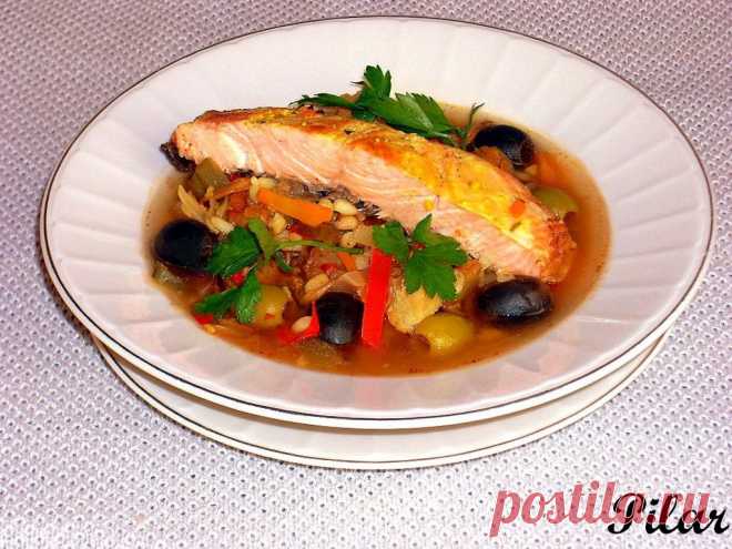 Рыбная солянка с перловкой, грибами и жареным лососем.