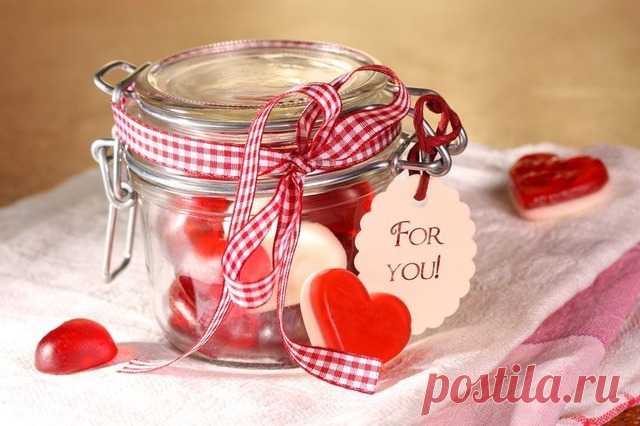 Чем порадовать любимых в День Святого Валентина? День Святого Валентина – очень теплый и душевный праздник, ведь эта зимняя дата тесно связана с прекрасными легендами о чистой и светлой любви! Существует несколько версий происхождения этого замечательного праздника, и каждый из нас верит именно в ту версию, которую считает наиболее близкой для себя, однако наиболее популярной все-таки продолжает оставаться версия о священнике и враче Валентине, помогавшем соединяться любящ...