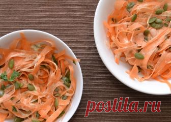 Этот простой и полезный салат из моркови и тыквенных семян особенно прекрасен своей заправкой из тахини. Заправка на самом деле создаёт блюдо, и эта - одна из моих любимых. Просто смешайте все ингредиенты, заправьте любой салат - и вкусное блюдо готово.