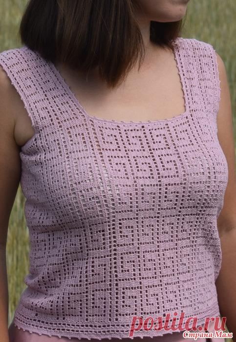 Летний топ На жаркие летние дни связала себе короткий топ греческими мотивами. Модель вяжется поперек, сбоку шов. Делала небольшое приталивание.