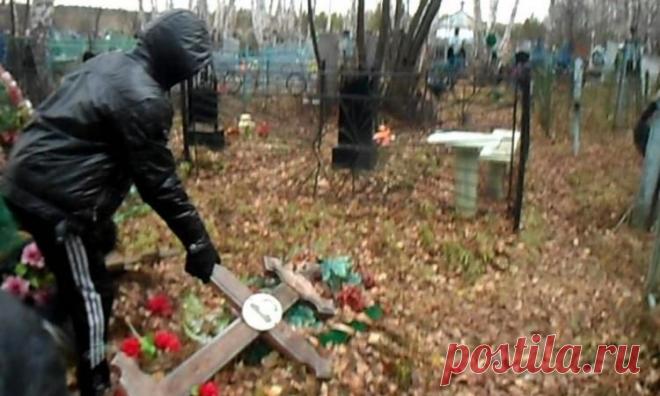 Кубань:  82 надгробных памятника двое детей разломали во время игры на кладбище