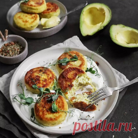 ​Сырники с авокадо Ингредиенты:
Авокадо &mdash; 90 г&nbsp;Творог &mdash; 300 г&nbsp;Яйцо &mdash; 1 шт.&nbsp;Соль &mdash; 1 щепотка&nbsp;Мука &mdash; 50 г&nbsp;Мука &mdash; для формовки&nbsp;Специи/травы &mdash; 1 ч. л.Приготовление:1. Авокадо размять вилкой, растереть с творогом и яйцом.&nbsp;2. Всыпать к...