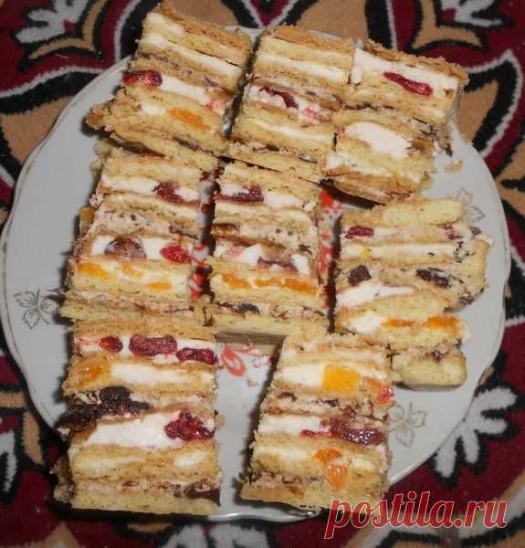 СОВЕРШЕННО ИЗУМИТЕЛЬНЫЙ ТОРТ С СУХОФРУКТАМИ И СМЕТАННЫМ КРЕМОМ
