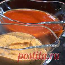 Соус софрито Ставим сотейник на нагрев, наливаем воду и доводим до кипения. Делаем крестообразные надрезы на нижней части помидоров. Очищаем 6 зубчиков чеснока через раздавливание. Когда вода начнет закипать, опускаем помидоры, бланшируем 40-60 секунд, вынимаем и опускаем в холодную воду.