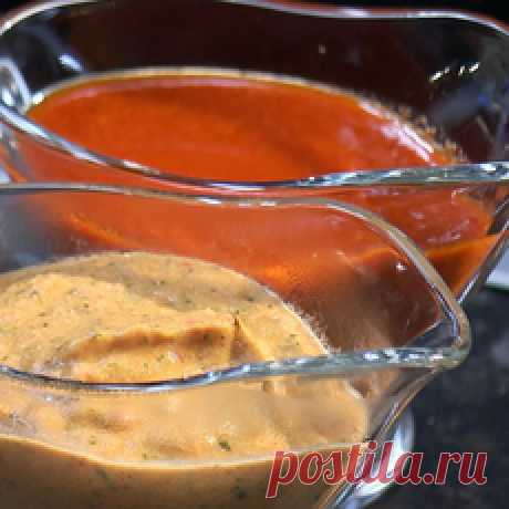 Соус софрито Ставим сотейник на нагрев, наливаем воду и доводим до кипения. Делаем крестообразные надрезы на нижней части помидоров. Очищаем 6 зубчиков чеснока через раздавливание. Когда вода начнет закипать, опускаем помидоры, бланшируем 40-60 секунд, вынимаем и опускаем в холодную воду.