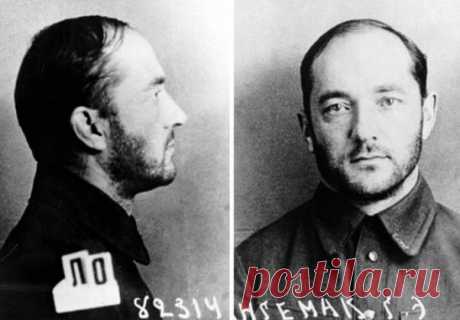 На этом фото Георгий Лангемак — создатель легендарной боевой машины БМ-13 «Катюша». Снимок был сделан после его ареста по доносу 2 ноября 1937 года. Через несколько месяцев его расстреляют, а изобретение присвоит себе доносчик. В годы Великой Отечественной войны разработка Лангемака даст СССР весомое преимущество над врагом и сделает многое для победы.
Смотрите на канале «История» фильм «Два залпа по конструктору. Драма "Катюши"» 9 июля в 20:10 по московскому времени.
