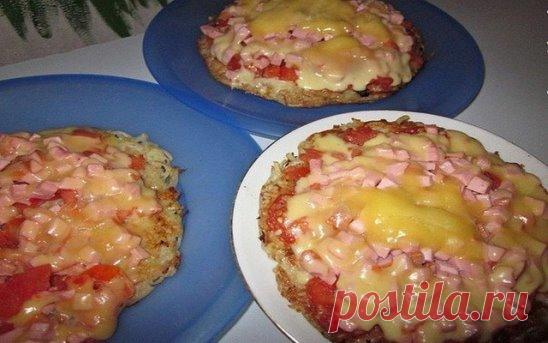 МГНОВЕННАЯ КАРТОФЕЛЬНАЯ ПИЦЦА НА СКОВОРОДКЕ!
Приготовь пиццу за 10 минут!
Ингредиенты:
Для основы
 3-4 картофелины среднего размера,
 2 ст.ложки муки,
 1яйцо, соль, перец.
Начинка:
1. майонез, чеснок, 3 помидорки, колбаса, сыр (много сыра).
2. инструменты - тёрка, ножик, сковорода маленького диаметра, чеснокодавилка и РАСТИТЕЛЬНОЕ МАСЛО.
￼
Приготовление:
1. Чеснок выдавливаем в майонез чеснокодавилкой.
2. Кто не очень приветствует майонез, то может, как я, использовать аджику.
3. Наре