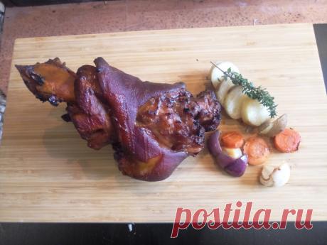 Рулька по-чешски в темном пиве Делимся рецептом АбАлденной рульки в маринаде из темного пива, на гарнир к которой отлично пошли овощи гриль и картошка - все приготовлено на гриле, но этот рецепт можно спокойно адаптировать для приготовления в духовке...