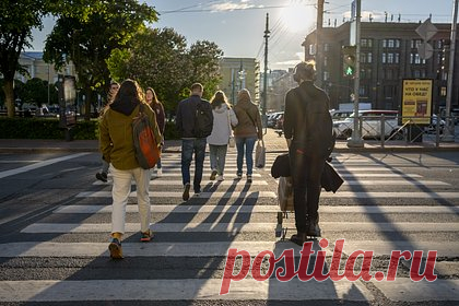 Названы лучшие для построения карьеры российские города. Большинство респондентов, принявших участие в опросе аналитиков сервиса для поиска работы и сотрудников «Работа.ру», заявили, что успешную карьеру в России легче всего построить в мегаполисах. Так, 70 процентов граждан отдали предпочтение Москве, 43 процента — Санкт-Петербургу, а 14 процентов — Екатеринбургу.