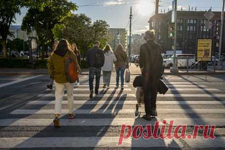 Названы лучшие для построения карьеры российские города. Большинство респондентов, принявших участие в опросе аналитиков сервиса для поиска работы и сотрудников «Работа.ру», заявили, что успешную карьеру в России легче всего построить в мегаполисах. Так, 70 процентов граждан отдали предпочтение Москве, 43 процента — Санкт-Петербургу, а 14 процентов — Екатеринбургу.