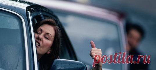 Вы часто встречаетесь людьми, которые почему-то считают, что все вокруг должны подвинуться для их удобства? И наверняка вы нередко думали, как их поставить на место. Герой этой истории оказался в подобной ситуации и нашел изящный способ «перевоспитания» такой дамочки. #поведение #эмоции #общество #месть