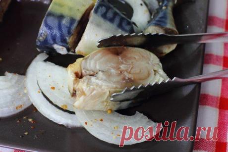 Маринованная скумбрия с кислинкой и нежнейшей мякотью.