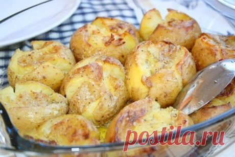 КАРТОФЕЛЬ, ЗАПЕЧЕННЫЙ ПО-ПОРТУГАЛЬСКИ 

Этот картофель очень вкусный и ароматный 
подходит в качестве гарнира к любому мясу и рыбе 
у меня он уже фигурировал в рецепте осьминога, но там он запекался вместе с ним-рецепт такой 
решила выложить отдельным рецептом, т.к это и есть отдельное блюдо, безумно вкусное 
в ресторанах этот картофель подают к осьминогу, рыбе, каракатицам, мясу 

Нам понадобится: 
картофель 
чеснок 
розмарин 
оливковое масло или сливочное масло 
крупная ...