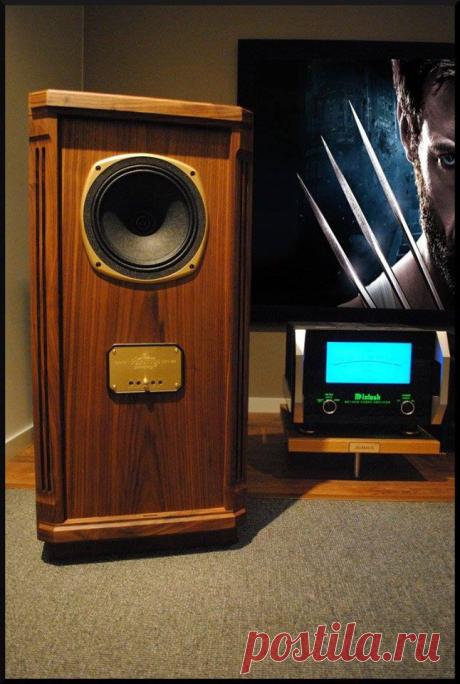 High End Audio For The Passionates
Beautiful setup with a McINTOSH C220 tube preamp and D100 digital Dac-preamp plus the mighty MC 1.2KW monoblocks, driving a very nice sounding pair of TANNOY Prestige Turnberry speakers.