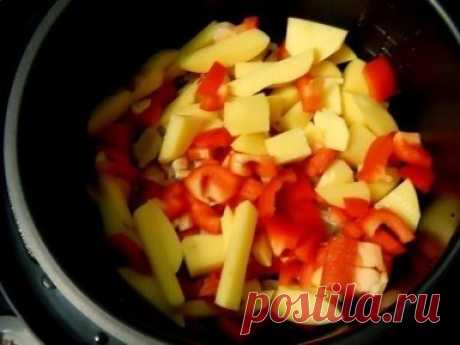 ЛАГМАН В МУЛЬТИВАРКЕ - ОБЪЕДЕНИЕ 
Ингредиенты:
- мясо свинина (можно баранину ) 300-400гр.
- лук 2 шт .
- морковь 1 шт .
- картофель 4 шт.
- перец болгарский 1 шт .( большой )
- томатная паста 2-3 столовых ложки
- вермишель 200 гр .
- вода 1.5 литра
- чеснок 3 зубчика
Способ приготовления:
Подготовим мясо , помоем высушим, нарежем крупными кусочками. Ложем в чашу мультиварки и выставляем режим «Выпечка » или «Жарка». Оставляем на 15 минут. Мясо покроется корочкой и выпустит сок.
Пока мясо жа