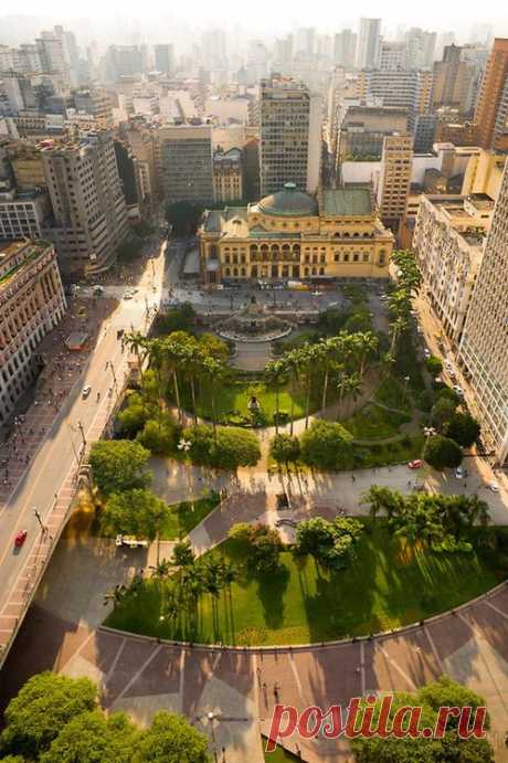 São Paulo, Brazil - Vale do Anhangabaú, no centro da cidade de São Paulo. Ao fundo o Teatro Municipal de São Paulo (by rogersassaki)  |   Pinterest • Всемирный каталог идей