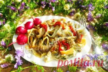 Лапша с овощами - запеченными баклажанами и перцем, рецепт с фото Лапша с овощами - вкусное постное ароматное блюдо, в котором баклажаны и перец запекаются в духовке и затем добавляются к лапше с пряностями и маслом.