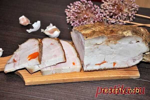 Сало в духовке в фольге с морковкой и чесноком в духовке

✅ Ингредиенты:
▫ сало (подчеревок, бекон) – 1 кг;
▫ чеснок – 1-2 зубчика;
▫ морковь – 50 г.
Для маринада:
▫ растительное масло – 3 ст. л;
▫ чеснок – 3 зубчика;
▫ горчица – 1 ч. л;
▫ паприка – 1 ч. л;
▫ 9% уксус – 1 ст. л;
▫ хмели-сунели – 1 ч. л;
▫ черный молотый перец – 0,5 ч. л.