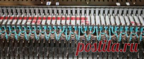 Перемещении петель по игольнице с помощью вспомогательной нити МК от Grampo

Способ перемещения петель:
если петли основного полотна не позволяют перемещать на несколько игл в сторону сразу, то надо провязать 1 ряд бросовой нитью, сделав петли бросовой нити максимально длинными. Чтобы получить длинные петли, провязываю 1 ряд резинки на 2 игольницах, затем петли с передней игольницы сбрасываю и вытягиваю петли на задней игольнице.