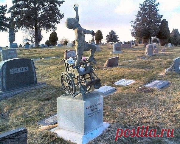 Отец поставил памятник своему сыну-инвалиду на кладбище в Солт-Лейк-Сити, изобразив его "свободным от своих земных тягот"