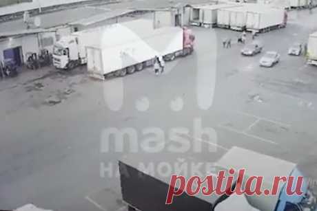 Смертельное ДТП на петербургской овощебазе попало на видео. Cмертельное ДТП на Софийской овощебазе в Санкт-Петербурге попало на видео. Авария произошла в воскресенье, 28 августа, во Фрунзенском районе. По словам очевидцев, местные рабочие после смены устроили гонку. Водитель Chevrolet Lanos, в котором кроме него ехали граждане Таджикистана, потерял контроль.
