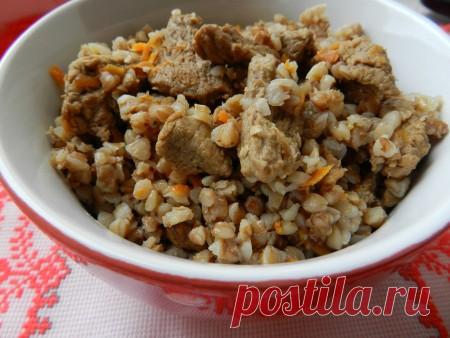 Гречка с телятиной Гречка с телятиной - это сытное и питательное блюдо, которое идеально подходит для семейного обеда или ужина. Телятина, обжаренная с луком и морковью, придает блюду насыщенный вкус, а гречневая крупа делает его полезным и питательным. Это блюдо понравится как взрослым, так и детям, благодаря своему аромату и вкусу.