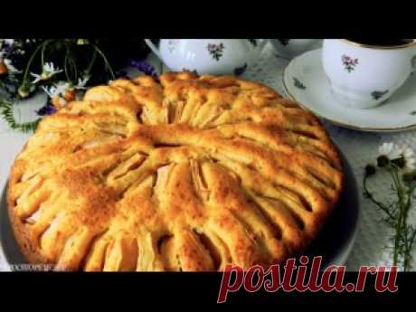 Творожная шарлотка с яблоками Ингредиенты:-250 гр творога-4 яйца-130 гр сливочного масла-180 гр сахара-300 гр муки (может уйти чуть меньше!)-10 гр разрыхлителя-10 гр ванильного сахара-4-5 небольших яблочек
