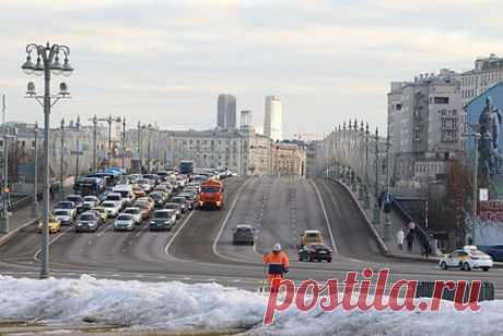 Метеорологи спрогнозировали первый снег в Москве на этой неделе. Москвичи увидят первые мелкие снежинки уже на этой неделе. Вероятность выпадения первого снега невелика и составляет всего 12-14 процентов. С 7 по 9 октября в Москве наступят холода, ночью минусовая температура будет присутствовать даже в пониженных местах и на эстакадах. Тем не менее тепло еще вернется в столицу.