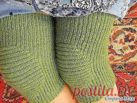 Очень удобные наколенники
Автор Евгения Серж 
сегодня делюсь очень удобными наколенниками 
 
Раньше было у меня много вариантов, но все они под брюками сползали или  
комком топорщились.  
 
а эти подошли и не подводят меня коленочкам тепло и комфортно  
 
вязались из пряжи  25%-шерсть собаки
75%-меринос
300 м=100 гр
ушло 100 гр  
 
подсмотрела здесь  
 
ребристая часть, я назвала её гармошкой вяжется 3 ряда лицевыми петлями,3 ряда изнаночными  
 
Вяжем сверху резин...