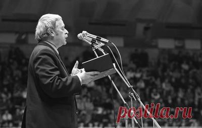 В "Гоголь-центре" премьерой отметят 100-летие со дня рождения поэта Юрия Левитанского. Показ спектакля "Я не участвую в войне" пройдет на Большой сцене