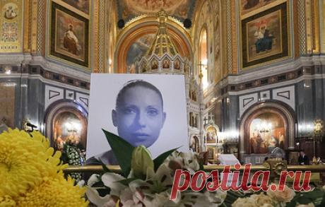 В храме Христа Спасителя прощаются с Инной Чуриковой. Собралось более 200 человек