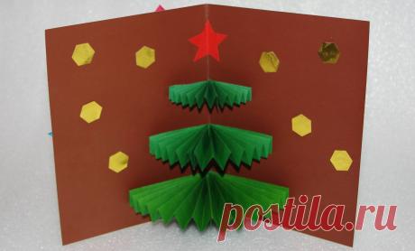 Елка. Новогодняя 3Д открытка своими руками. Поделки из бумаги с детьми на новый год 2018. В этом видео показано как сделать простую новогоднюю 3Д открытку своими руками из цветной бумаги и картона. На лицевой ее части мы приклеили снежинки, а внут...