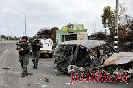 Посол Израиля в России рассказал о подвижках по освобождению заложников. Никаких подвижек по освобождению заложников, захваченных ХАМАС и удерживаемых в секторе Газа, нет. Об этом заявил посол Израиля в РФ Александр Бен Цви, передает корреспондент «Ленты.ру». Он обратил внимание, что никто не призывает ХАМАС отпустить заложников, а лишь говорят об общей «гуманитарной проблеме» в секторе.