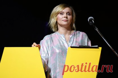 Актрису Яну Троянову признали иноагентом. Минюст России в пятницу, 17 ноября, признал иностранным агентом актрису Яну Троянову. Как заявили в министерстве, проживающая вне России артистка распространяла недостоверную информацию о принимаемых решениях и политике российских властей, выступала против специальной военной операции (СВО) на Украине.