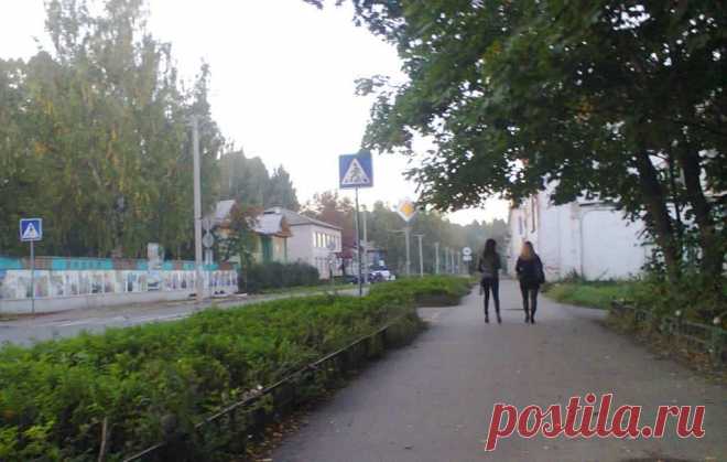 ... под кленом.